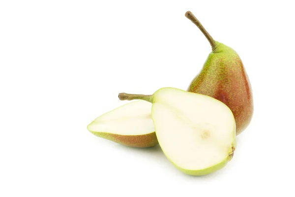 新鮮な Qtee 梨と白い背景の上のカット — ストック写真