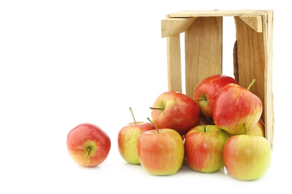 Manzanas Frescas Sissi Rojo Una Caja Madera Sobre Fondo Blanco —  Fotos de Stock