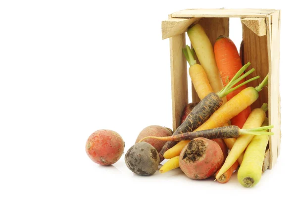 Variedad Verduras Raíz Una Caja Madera Sobre Fondo Blanco —  Fotos de Stock