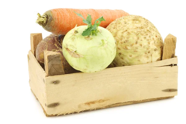 白底木板箱中的卷心菜和根茎蔬菜的混合物 — 图库照片