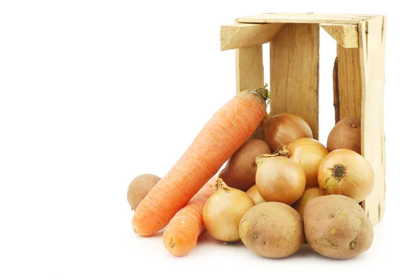 白い背景の上の木箱に Hutspot を作るための混合根菜 — ストック写真