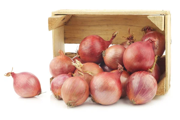 Rosafarbene Zwiebeln Einer Holzkiste Auf Weißem Hintergrund — Stockfoto