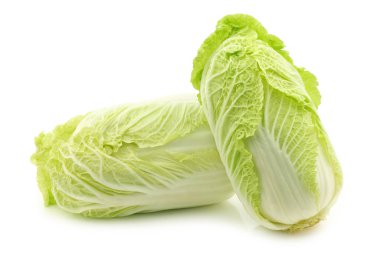 Beyaz arka planda taze Çin lahanaları.