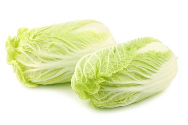 Beyaz arka planda taze Çin lahanaları.