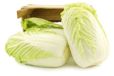 Beyaz arka planda ahşap bir sandıkta taze Çin lahanası