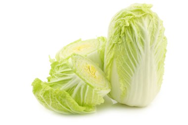 taze Çin lahanası ve kesiği beyaz zemin üzerine