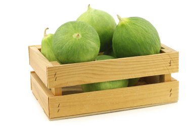 Taze cumelo 's (salatalık ve kavun karışımı) beyaz arka planda tahta bir sandıkta