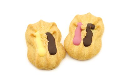 Beyaz arka planda çikolata soslu taze pişmiş kurabiyeler.