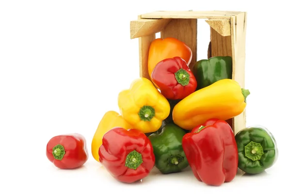红辣椒 在白色背景的木盒中的五彩斑斓的混合物 — 图库照片