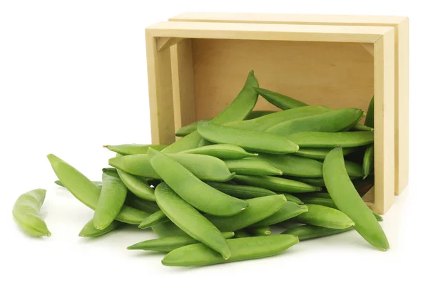 Vers Geoogste Suikerklontjes Een Houten Doos Een Witte Achtergrond — Stockfoto