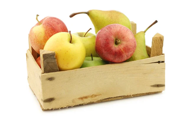 Peras Frescas Manzanas Una Caja Madera Sobre Fondo Blanco —  Fotos de Stock