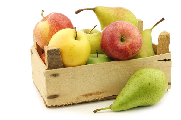 Peras Frescas Manzanas Una Caja Madera Sobre Fondo Blanco —  Fotos de Stock