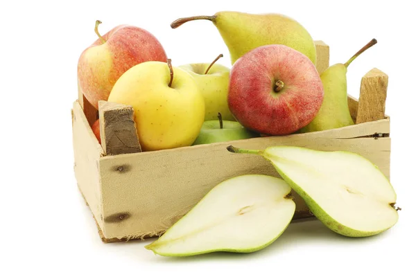 Peras Frescas Manzanas Una Caja Madera Sobre Fondo Blanco —  Fotos de Stock