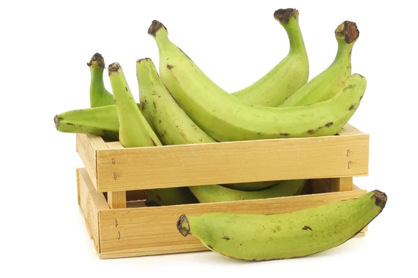 Onrijpe Bakbananen Weegbree Bananen Een Houten Krat Een Witte Achtergrond — Stockfoto