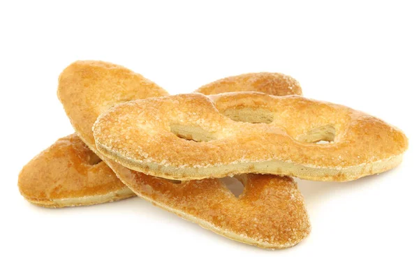 传统的荷兰饼干在白色背景上被称为 Krakeling — 图库照片