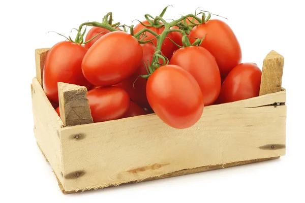 Färska Och Färgglada Italienska Romska Tomater Vinstocken Trälåda Vit Bakgrund — Stockfoto