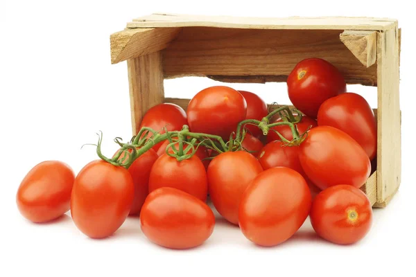 Tomates Roma Italianos Frescos Coloridos Videira Uma Caixa Madeira Fundo — Fotografia de Stock