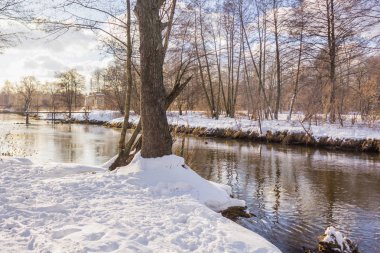 Kış aylarında küçük nehir