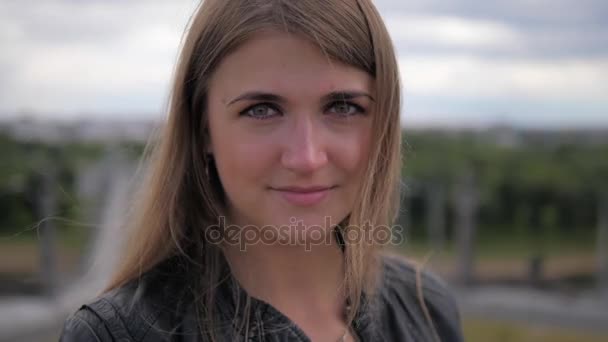 Porträt einer glücklichen netten sexy jungen blonden Frau, die ein Auge zuzwinkert, Nahaufnahme. — Stockvideo