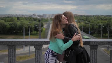 Yakın çekim, iki sevimli ve gülen genç kadınlar birbirlerine veda.