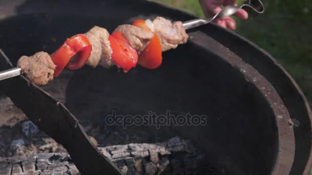 In Großaufnahme legen männliche Hände die Spieße zum Kochen auf den Grill — Stockvideo