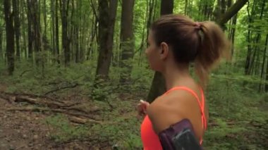 Ormanın parça yan görünüm üzerinde çalışan spor aktif genç kadın