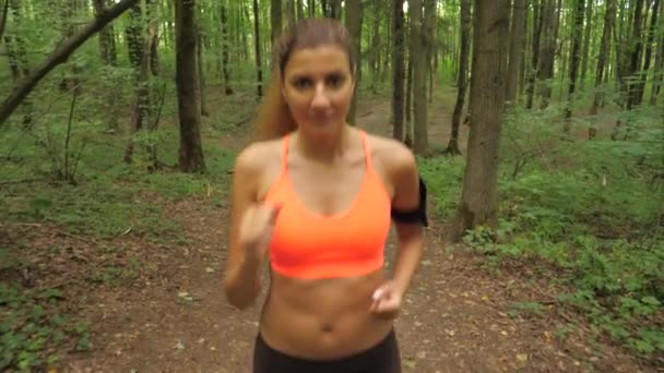 De Brunette vrouw sport met lange haren draait op een bos Track — Stockvideo