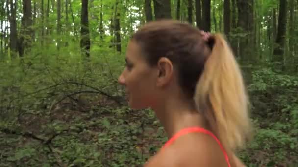 Atletische mooie jonge Brunette vrouw uitgevoerd In Park, zijaanzicht, Close-Up — Stockvideo