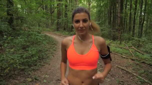 Retrato de mujer joven cansada atleta corriendo pista en el parque, vista frontal — Vídeos de Stock