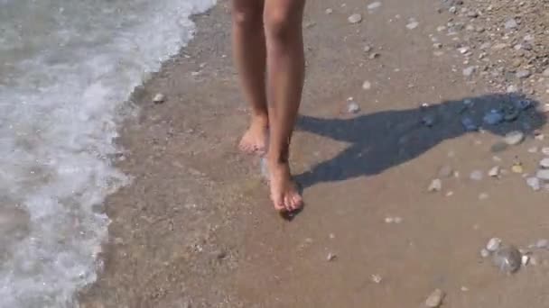 Δεψασμένα πόδια μιας νεαρής γυναίκας που είναι πάνω στην παραλία — Αρχείο Βίντεο