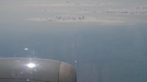 Вид з вікна літака двигун літака під час польоту, сонячні промені — стокове відео