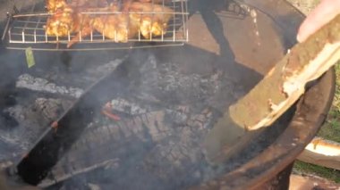 Et kızartma için Barbekü ortasında bir sopa kömür kullanarak ele düzeltmek