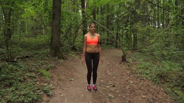 Esticar e esticar músculos ativos da mulher dos esportes no parque antes de correr — Vídeo de Stock