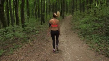 İnce spor kadın streç ve çalıştırmadan önce parkta streç kaslar