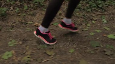 Orman yolu çalıştıran atletik kadın bacak yakın çekim