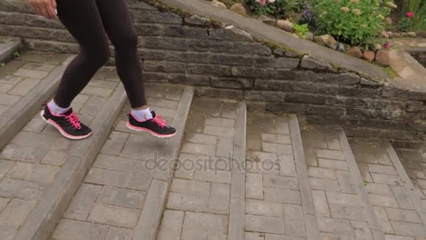 Κοντινό πλάνο αθλητικά γυναικεία πόδια τρέξιμο κάτω από τις σκάλες — Αρχείο Βίντεο