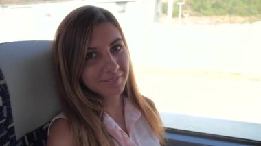 Pencere gülümseyen dışarı arayan bir tur otobüsü sürme bir kadının yakın çekim