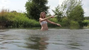 Su sıçramasına eller bel-derin su, beyaz bikinili genç oynak kadın