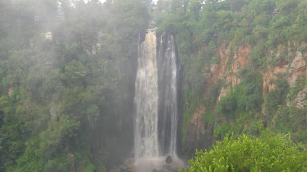 Gros brouillard de cascade africaine et fine pulvérisation se lèvent — Video