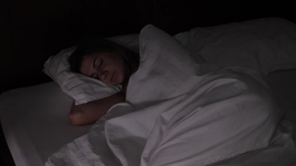 Mujer duerme en la cama en la oscuridad Amanecer rápidamente, la luz interfiere con el sueño — Vídeos de Stock