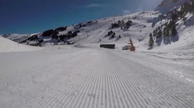Snowcat dağlarda parça yamaç seyahat kayakçı.