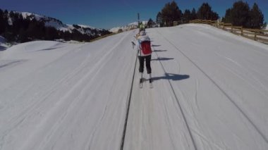 Kayakçı elleri ile ipi tutan dağa tırmanmak.