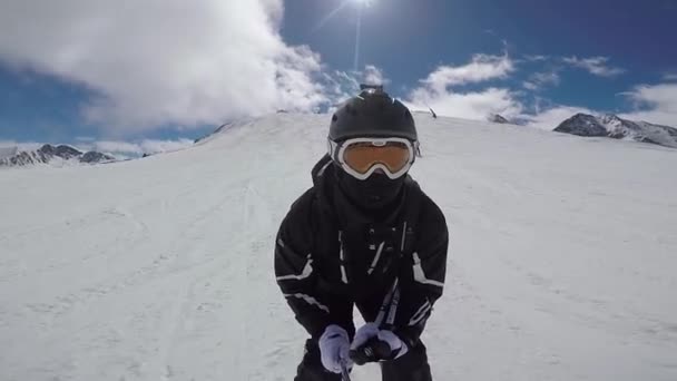 Actieve skiër, met adrenaline in zijn bloed, rolt snel naar beneden van de skipiste. — Stockvideo