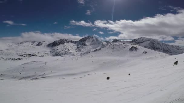 Skiën in de bergen-opkomst op een skilift langs de skipiste. — Stockvideo