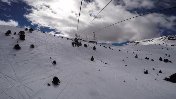 Skieurs de remontées mécaniques cassés attendent quand il fixe . — Video