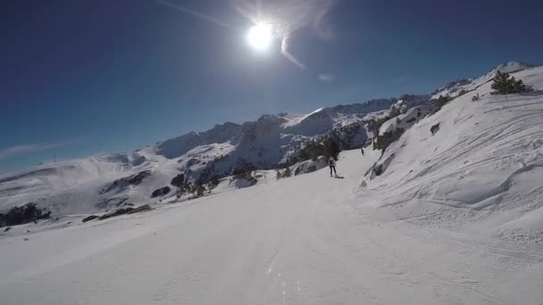 滑雪跑道上滑雪的妇女, 太阳和白雪皑皑的山脉. — 图库视频影像