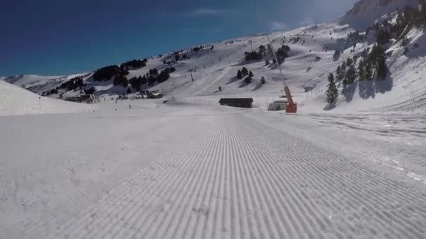 Esquiador viajante nas trilhas do snowcat nas montanhas na encosta . — Vídeo de Stock