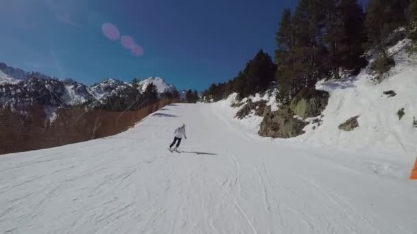 La mujer está esquiando las pistas de esquí en las montañas . — Vídeos de Stock