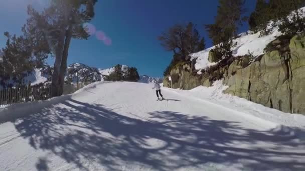 Žena je lyžování sjezdovky na horách. Zpomalený pohyb. — Stock video