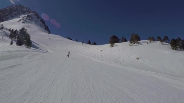 Skiër overneemt gopro, zijn rug als skiën oude vrouw. — Stockvideo